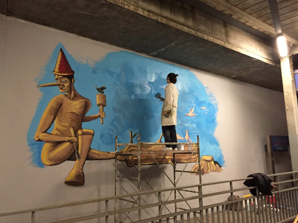 Pinocchio che scolpisce se stesso - Stazione Settebagni (Roma)