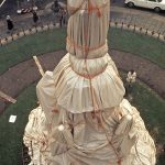 Christo: monumento a leonardo da vinci foto