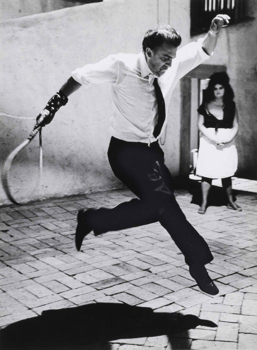 Медведь под федерико феллини. Федерико феллини ночи кабирии. Dolce vita феллини. Феллини танцевать. Федерико феллини фото.