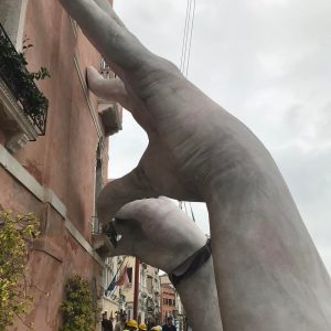 Lorenzo quinn support giants hands venezia