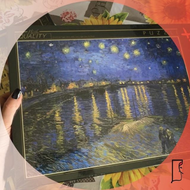 Non vi nascondo che mi manca molto la mostra, il museo, il contatto con l’arte diretto. 

Mi manca quella sensazione “impaziente” durante la pianificazione della visita; il prepararmi culturalmente per l’”incontro” con l’artista; la visita stessa, con tutta la mia famiglia al seguito. Ho sempre portato i ragazzi alle mostre, e comprare un puzzle di questo genere è anche un modo per non fare perdere loro il contatto con la creatività umana.

Ho scoperto dopo l’acquisto quanto comporre un puzzle di arte comporti uno studio profondo di ogni dettaglio. Le immagini dei puzzle che ho comprato sono di grande qualità, rivelano particolari meravigliosi, le pennellate, le più piccole rifiniture.

Leggete la mia storia, link in bio.

#contemporaryart #puzzlearte #artecontemporanea #vangogh #nottestellatasulrodano